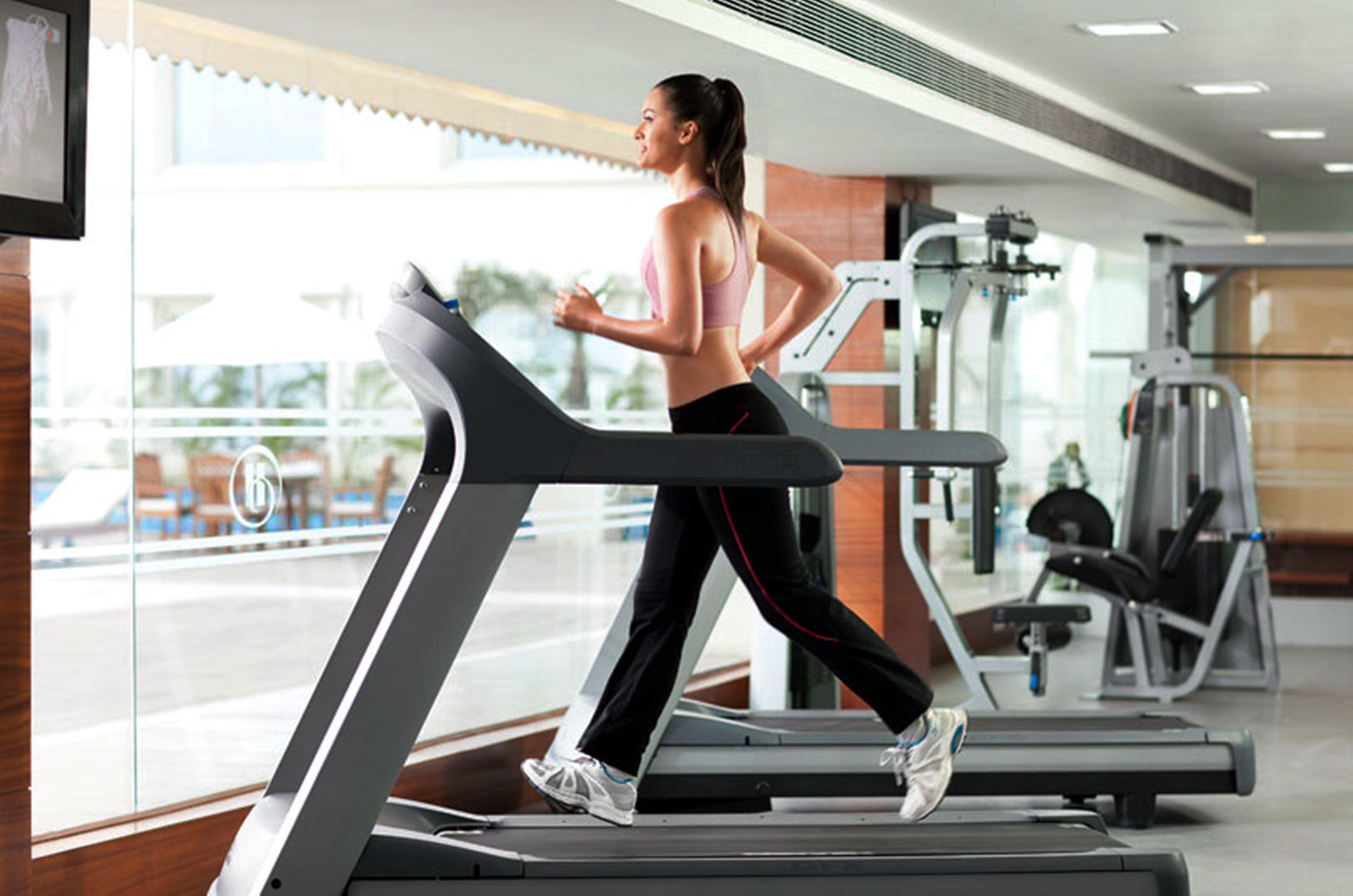 Hyatt Centric Janakpuri New Delhi Hotel Exterior foto A woman exercising on a treadmill